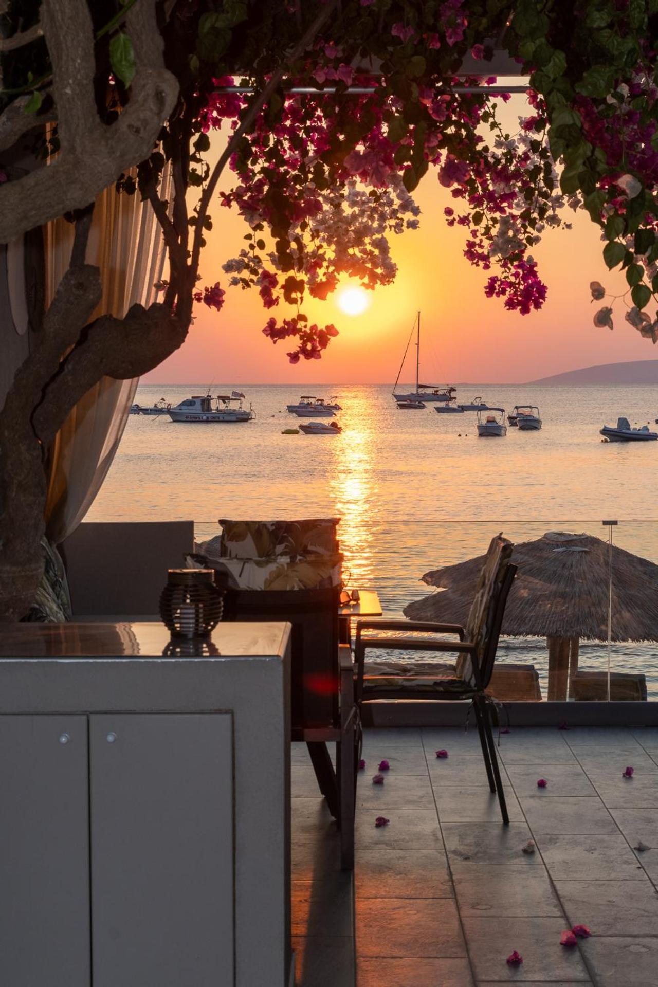 Buganvilla-sea Front *
